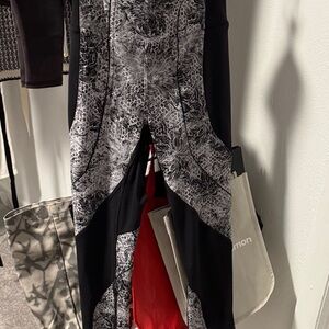 NWOT- LULULEMON Black and Gray Patterned Leggings
